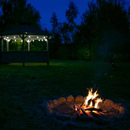 Lagerfeuer in warmen Sommernächten.
